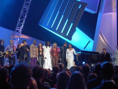 Alle artistene stilte opp p� felles LET IT BE under Nobels fredspriskonsert